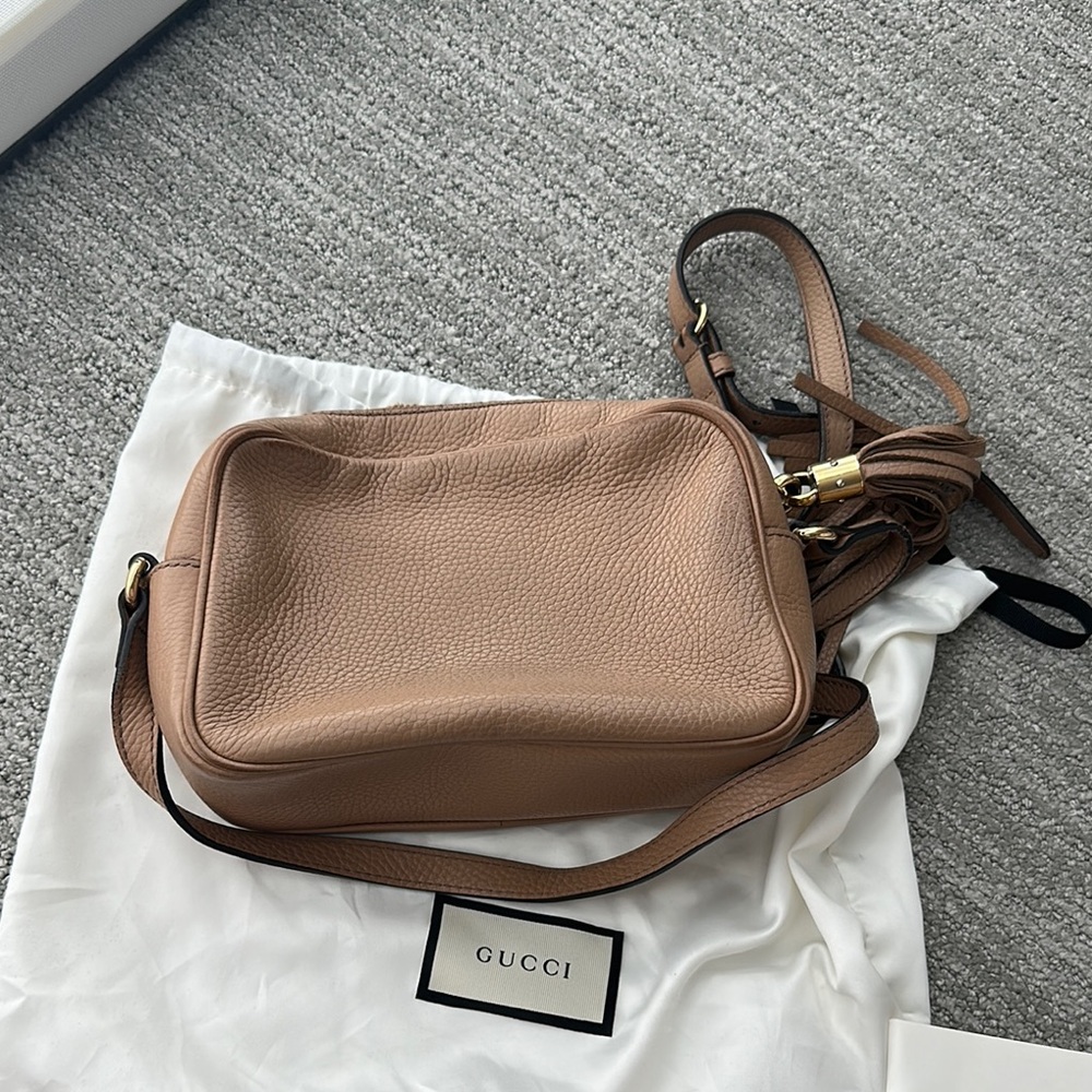 COPY - Gucci 
Pebbled Calfskin Small Soho Disco Bag Camelia - Picture 5 of 9
